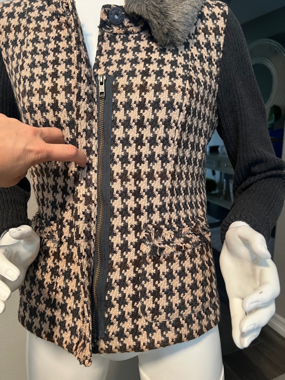 CAbi jacket with sweater sleeves and removable fur neckline. Size 8 - Picture 7 of 14